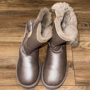 UGG Women's Silver Short Shearling-Lined Winter Boots